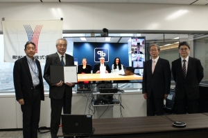 NYK Trading and Sterling PlanB sign exclusive supply agreement.   From left to right [NYK Trading]: Toshiro Miyachi, Executive Officer; Keiji Tsuchiya, CEO; Mitsuhiko Sunouchi, Managing Executive Offier; Takashi Mihashi, Executive Officer.