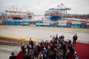 &Mu;&eta;&tau;&sigma;&omicron;&tau;ά&kappa;&eta;&sigmaf; - Xi Jinping : &Theta;&epsilon;&rho;&mu;ή &upsilon;&pi;&omicron;&delta;&omicron;&chi;ή &sigma;&tau;&iota;&sigmaf; &epsilon;&gamma;&kappa;&alpha;&tau;&alpha;&sigma;&tau;ά&sigma;&epsilon;&iota;&sigmaf; &tau;&eta;&sigmaf; Cosco &alpha;&pi;ό &epsilon;&rho;&gamma;&alpha;&zeta;ό&mu;&epsilon;&nu;&omicron;&upsilon;&sigmaf;