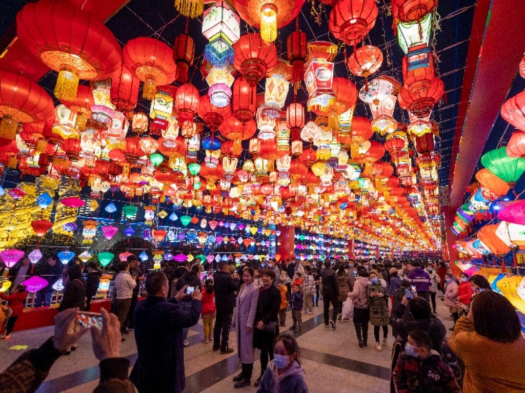 Citizens view lanterns ahead of the Spring Festival at Nanfeng Square in Yuncheng City, north China's Shanxi Province, Feb. 7, 2021. (Photo by Yan Xin/Xinhua)