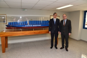 &Sigma;&upsilon;&nu;ά&nu;&tau;&eta;&sigma;&eta; &Upsilon;&Nu;&Alpha;&Nu;&Pi; &kappa;. &Gamma;&iota;ά&nu;&nu;&eta; &Pi;&lambda;&alpha;&kappa;&iota;&omega;&tau;ά&kappa;&eta; &mu;&epsilon; &tau;&omicron;&nu; &Pi;&rho;ό&epsilon;&delta;&rho;&omicron; &tau;&eta;&sigmaf; &Omicron;&Lambda;&Pi; &ndash; COSCO &kappa;. YU ZENGGANG