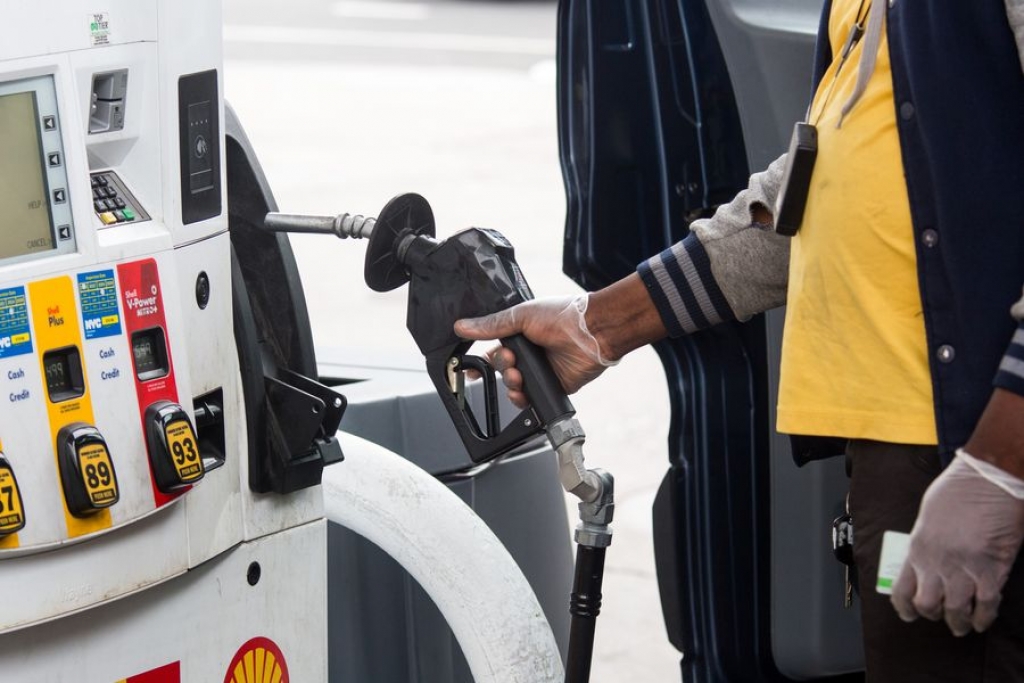 A person wearing gloves to protect against the spread of the coronavirus grabs a pump nozzle at a Shell gas station in the Brooklyn borough of New York, the United States on April 9, 2020. (Photo by Michael Nagle/Xinhua)