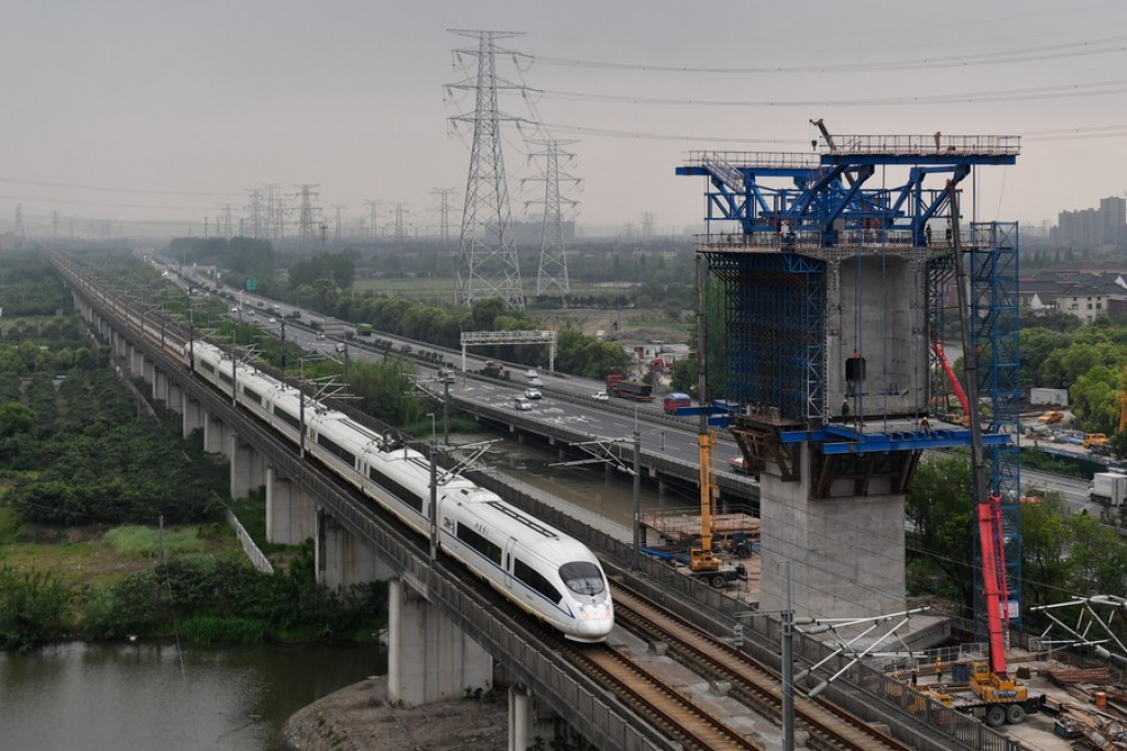 Photo taken on April 27, 2021 shows workers of the China Railway 11th Bureau Group participating in the construction of the Huzhou-Hangzhou high-speed railway operating at the continuous beam worksite of the Yuhang super major bridge in Yuhang District, Hangzhou City of east China's Zhejiang Province. (Xinhua/Huang Zongzhi)