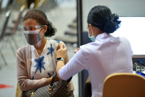 A citizen receives a dose of the COVID-19 vaccine developed by Chinese pharmaceutical company Sinovac in Bangkok, Thailand, May 12, 2021. (Xinhua/Rachen Sageamsak)