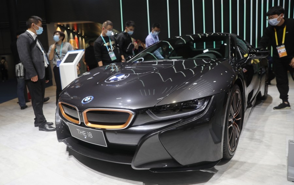 A BMW i8 car attracts visitors at the Automobile exhibition area during the third China International Import Expo (CIIE) in Shanghai, east China, Nov. 6, 2020. (Xinhua/Ding Ting)