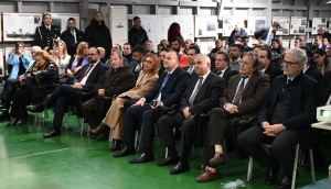 &Mu;&epsilon;&lambda;ί&nu;&alpha; &Tau;&rho;&alpha;&upsilon;&lambda;&omicron;ύ: &Tau;&iota;&mu;&omicron;ύ&mu;&epsilon; &tau;&eta; &nu;&alpha;&upsilon;&tau;&omicron;&sigma;ύ&nu;&eta; &tau;&omega;&nu; &pi;&rho;&omega;&tau;&alpha;&gamma;&omega;&nu;&iota;&sigma;&tau;ώ&nu; &sigma;&tau;&eta; &theta;ά&lambda;&alpha;&sigma;&sigma;&alpha; &alpha;&lambda;&lambda;ά &kappa;&alpha;&iota; &sigma;&tau;&eta; &sigma;&tau;&epsilon;&rho;&iota;ά