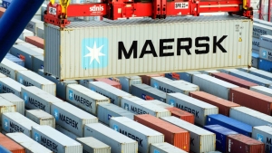 Maersk: &Epsilon;&xi;&alpha;&kappa;&omicron;&lambda;&omicron;&upsilon;&theta;&epsilon;ί &nu;&alpha; &pi;&rho;&omicron;&gamma;&rho;&alpha;&mu;&mu;&alpha;&tau;ί&zeta;&epsilon;&iota; &delta;&rho;&omicron;&mu;&omicron;&lambda;ό&gamma;&iota;&alpha; &pi;&lambda;&omicron;ί&omega;&nu;, &pi;&alpha;&rho;ά &tau;&eta;&nu; &epsilon;&pi;ί&theta;&epsilon;&sigma;&eta; &tau;&omega;&nu; &Chi;&omicron;ύ&theta;&iota;