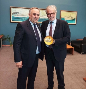 &Sigma;&upsilon;&nu;ά&nu;&tau;&eta;&sigma;&eta; &pi;&rho;&omicron;έ&delta;&rho;&omicron;&upsilon; &Beta;&Epsilon;&Pi; &Pi;&epsilon;&iota;&rho;&alpha;&iota;ά &mu;&epsilon; &tau;&omicron;&nu; &upsilon;&pi;&omicron;&upsilon;&rho;&gamma;ό &Nu;&alpha;&upsilon;&tau;&iota;&lambda;ί&alpha;&sigmaf; &kappa;&alpha;&iota; &Nu;&eta;&sigma;&iota;&omega;&tau;&iota;&kappa;ή&sigmaf; &Pi;&omicron;&lambda;&iota;&tau;&iota;&kappa;ή&sigmaf;