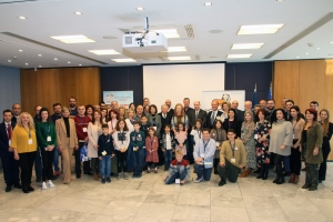 &ldquo;Ά&nu;&theta;&rho;&omega;&pi;&epsilon; &pi;&rho;ό&sigma;&epsilon;&xi;&epsilon; &kappa;&alpha;&lambda;ά, &mu;&eta; &mu;&omicron;&lambda;ύ&nu;&epsilon;&iota;&sigmaf; &tau;&alpha; &nu;&epsilon;&rho;ά!&rdquo;