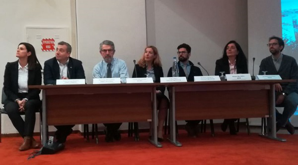 &laquo;&Delta;&iota;&alpha;&mu;&omicron;&rho;&phi;ώ&nu;&omicron;&nu;&tau;&alpha;&sigmaf; &tau;&omicron; &pi;&lambda;&alpha;ί&sigma;&iota;&omicron; &gamma;&iota;&alpha; &tau;&eta;&nu; &epsilon;&delta;&rho;&alpha;ί&omega;&sigma;&eta; &tau;&omicron;&upsilon; &Upsilon;&Phi;&Alpha; &omega;&sigmaf; &nu;&alpha;&upsilon;&tau;&iota;&lambda;&iota;&alpha;&kappa;&omicron;ύ &kappa;&alpha;&upsilon;&sigma;ί&mu;&omicron;&upsilon; &sigma;&tau;&eta;&nu; &Alpha;&nu;&alpha;&tau;&omicron;&lambda;&iota;&kappa;ή &Mu;&epsilon;&sigma;ό&gamma;&epsilon;&iota;&omicron;&raquo;