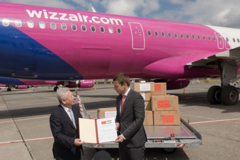 Tamas Menczer (R), state secretary from the Hungarian Ministry of Foreign Affairs and Trade, and Chinese Ambassador to Hungary Duan Jielong show a list of medical supplies donated by the Chinese government at the Budapest Liszt Ferenc International Airport in Budapest, Hungary, on April 29, 2020. (Photo by Attila Volgyi/Xinhua)