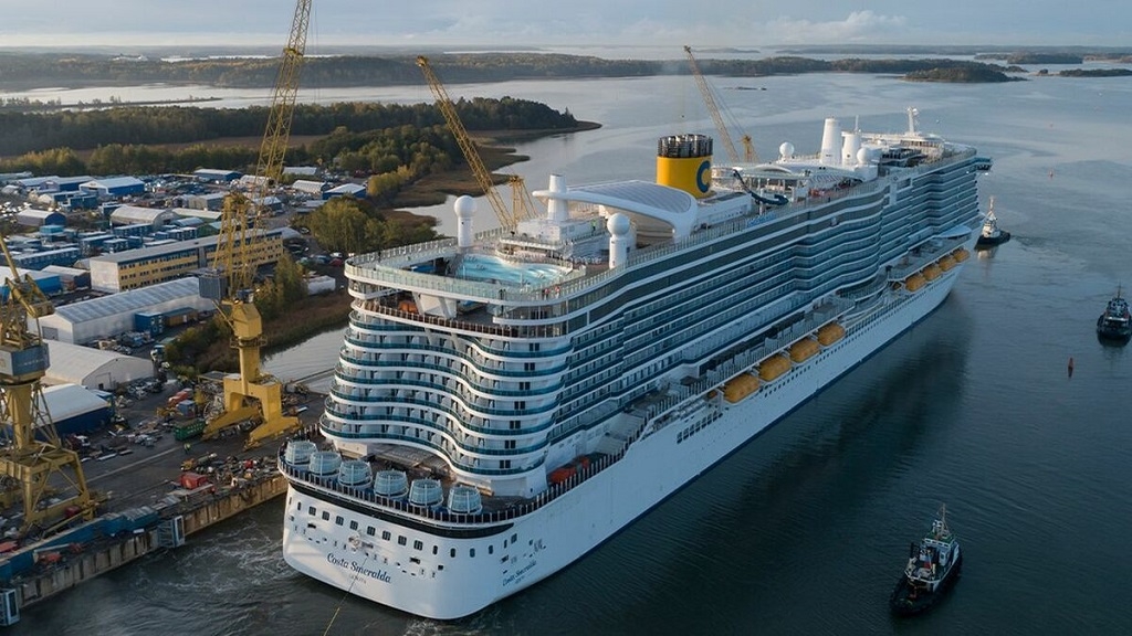 &Tau;&omicron; &kappa;&rho;&omicron;&upsilon;&alpha;&zeta;&iota;&epsilon;&rho;ό&pi;&lambda;&omicron;&iota;&omicron; Costa Smeralda &alpha;&nu;&epsilon;&phi;&omicron;&delta;&iota;ά&sigma;&tau;&eta;&kappa;&epsilon; &gamma;&iota;&alpha; 1&eta; &phi;&omicron;&rho;ά &sigma;&tau;&eta; &Beta;&alpha;&rho;&kappa;&epsilon;&lambda;ώ&nu;&eta; &mu;&epsilon; LNG