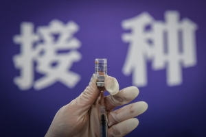 A medical worker prepares a dose of vaccine at a vaccination site in Dadong District of Shenyang, northeast China's Liaoning Province, May 7, 2021. (Xinhua/Pan Yulong)