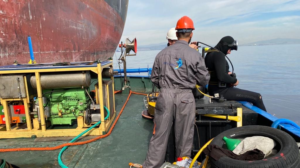 BEVALDIA diving team prepares for underwater work in the port of Piraeus