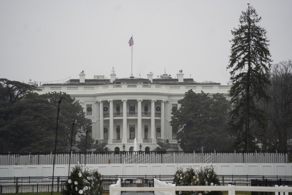 Photo taken on Dec. 14, 2020 shows the White House in the rain in Washington, D.C., the United States. (Xinhua/Liu Jie)
