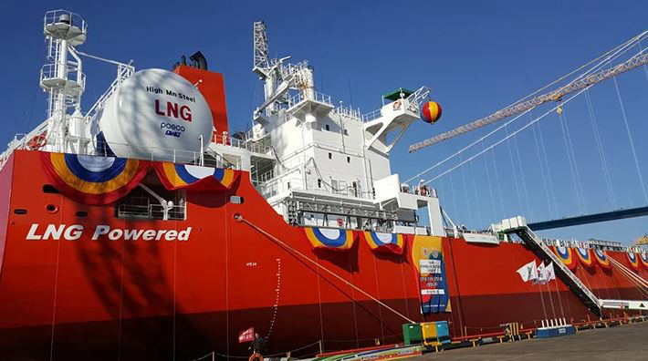 World&rsquo;s first LNG-fuelled bulk carrier delivered.