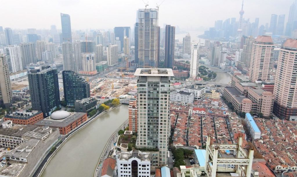 Aerial photo taken on Dec. 29, 2020 shows a view along the Suzhou River in Shanghai, east China. (Xinhua/Fang Zhe)