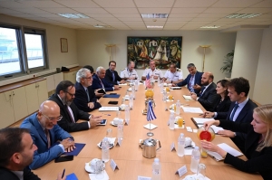 &Sigma;&upsilon;&nu;ά&nu;&tau;&eta;&sigma;&eta; &tau;&omicron;&upsilon; &Upsilon;&pi;&omicron;&upsilon;&rho;&gamma;&omicron;ύ &Nu;&alpha;&upsilon;&tau;&iota;&lambda;ί&alpha;&sigmaf; &kappa;&alpha;&iota; &Nu;&eta;&sigma;&iota;&omega;&tau;&iota;&kappa;ή&sigmaf; &Pi;&omicron;&lambda;&iota;&tau;&iota;&kappa;ή&sigmaf;, &Chi;&rho;ή&sigma;&tau;&omicron;&upsilon; &Sigma;&tau;&upsilon;&lambda;&iota;&alpha;&nu;ί&delta;&eta;, &mu;&epsilon; &tau;&eta;&nu; &Alpha;&nu;&alpha;&pi;&lambda;&eta;&rho;ώ&tau;&rho;&iota;&alpha; &Beta;&omicron;&eta;&theta;ό &Gamma;&rho;&alpha;&mu;&mu;&alpha;&tau;έ&alpha; (DAS) &tau;&omicron;&upsilon; &Upsilon;&pi;&omicron;&upsilon;&rho;&gamma;&epsilon;ί&omicron;&upsilon; &Omicron;&iota;&kappa;&omicron;&nu;&omicron;&mu;&iota;&kappa;ώ&nu; &tau;&omega;&nu; &Eta;.&Pi;.&Alpha;., Anna Morris