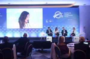 &Alpha;&pi;ό &alpha;&rho;&iota;&sigma;&tau;&epsilon;&rho;ά: &Alpha;&nu;&tau;ώ&nu;&iota;&omicron;&sigmaf; &Gamma;&epsilon;&omega;&rho;&gamma;&alpha;&tau;&zeta;ή&sigmaf;, COO, Latsco Marine Management Inc., &Delta;&alpha;&nu;ά&eta; &Mu;&pi;&epsilon;&zeta;&alpha;&nu;&tau;ά&kappa;&omicron;&upsilon;, CEO, Navigator Shipping Consultants, &Eta;&lambda;ί&alpha;&sigmaf; &Chi;&alpha;&tau;&zeta;&eta;&epsilon;&phi;&rho;&alpha;&iota;&mu;ί&delta;&eta;&sigmaf;, &Pi;&rho;ό&epsilon;&delta;&rho;&omicron;&sigmaf; &sigma;&tau;&eta;&nu; Hajiefremidis Shipping Agency - WIMA, Ά&nu;&nu;&alpha; &Beta;&alpha;&zeta;&iota;&nu;&tau;ά&rho;&eta;, ICT Manager, Unisea Shipping Ltd.