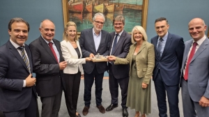 &ldquo;&Sigma;&upsilon;&nu;ά&nu;&tau;&eta;&sigma;&eta; &tau;&omicron;&upsilon; &Delta;.&Sigma;. &tau;&eta;&sigmaf; Έ&nu;&omega;&sigma;&eta;&sigmaf; &Tau;&rho;&alpha;&pi;&epsilon;&zeta;&iota;&kappa;ώ&nu; &amp; &Chi;&rho;&eta;&mu;&alpha;&tau;&omicron;&omicron;&iota;&kappa;&omicron;&nu;&omicron;&mu;&iota;&kappa;ώ&nu; &Sigma;&tau;&epsilon;&lambda;&epsilon;&chi;ώ&nu; &tau;&eta;&sigmaf; &Epsilon;&lambda;&lambda;&eta;&nu;&iota;&kappa;ή&sigmaf; &Nu;&alpha;&upsilon;&tau;&iota;&lambda;ί&alpha;&sigmaf; &mu;&epsilon; &tau;&omicron;&nu; &Upsilon;&pi;&omicron;&upsilon;&rho;&gamma;ό &Upsilon;&pi;&omicron;&upsilon;&rho;&gamma;ό&sigmaf; &Nu;&alpha;&upsilon;&tau;&iota;&lambda;ί&alpha;&sigmaf; &kappa;&alpha;&iota; &Nu;&eta;&sigma;&iota;&omega;&tau;&iota;&kappa;ή&sigmaf; &Pi;&omicron;&lambda;&iota;&tau;&iota;&kappa;ή&sigmaf; &tau;&eta;&sigmaf; &Epsilon;&lambda;&lambda;ά&delta;&alpha;&sigmaf;  &rdquo;