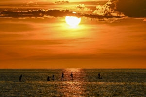 People enjoy themselves on the sea at sunset in Kota Kinabalu, Sabah, Malaysia, Nov. 14, 2023. (Xinhua/Cheng Yiheng)